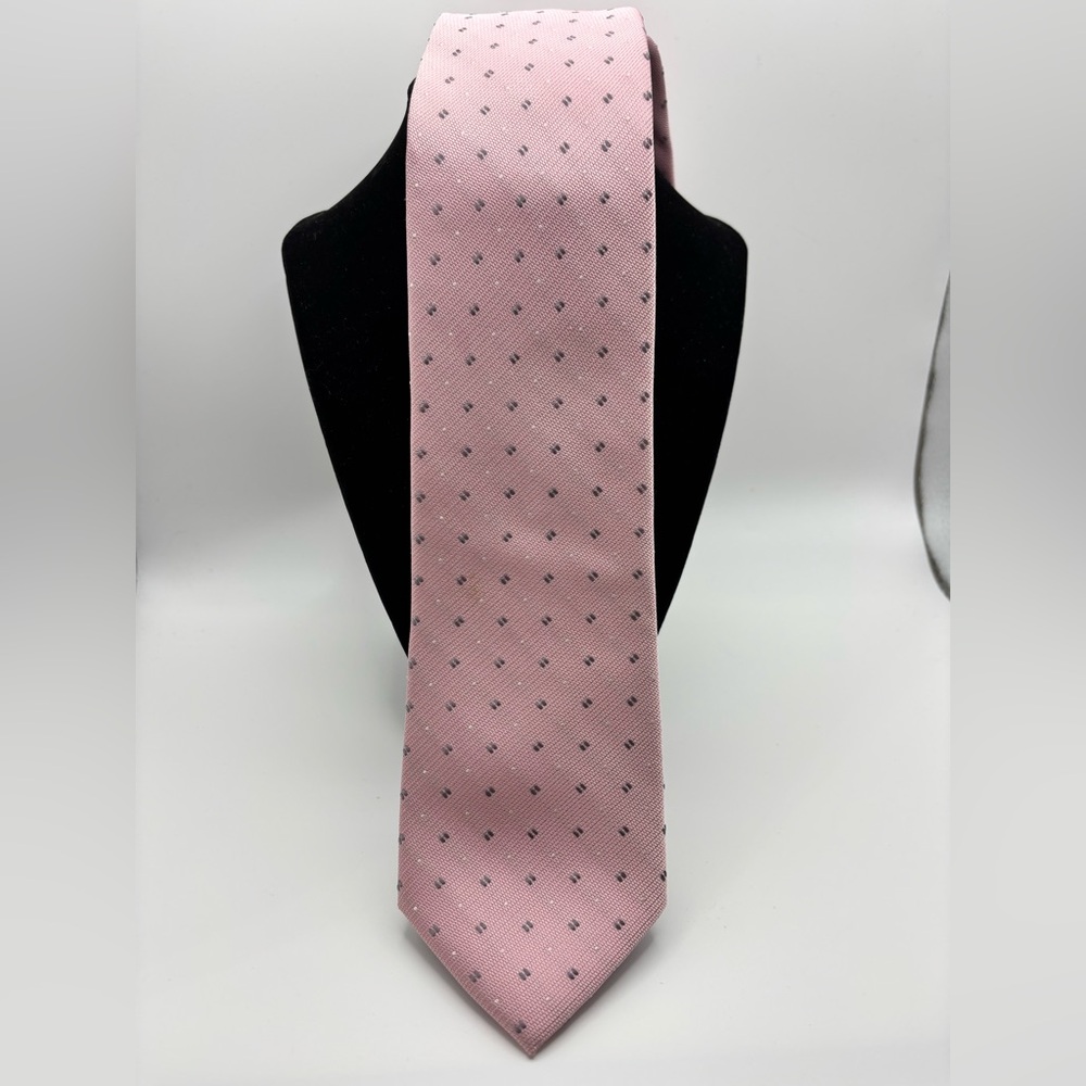 Michael Kors Trendy Pink and Gray Patterned Tie. Silk 60” x 3”